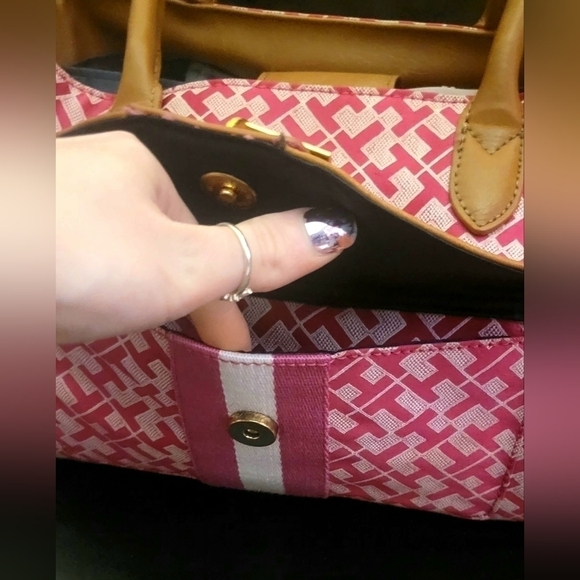 Tommy Hilfiger pink canvas shoulder bag - Picture 2 of 7